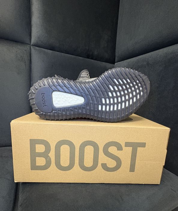 Adidasi Yeezy boost