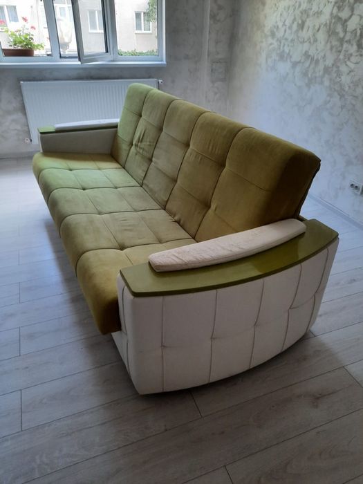 Canapea extensibila verde cu detalii albe