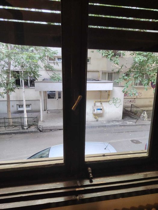 Vând 18 ochiuri de geam din lemn masiv de stejar, recuperate dintr-o tâmplărie veche de aproximativ 80 de ani.