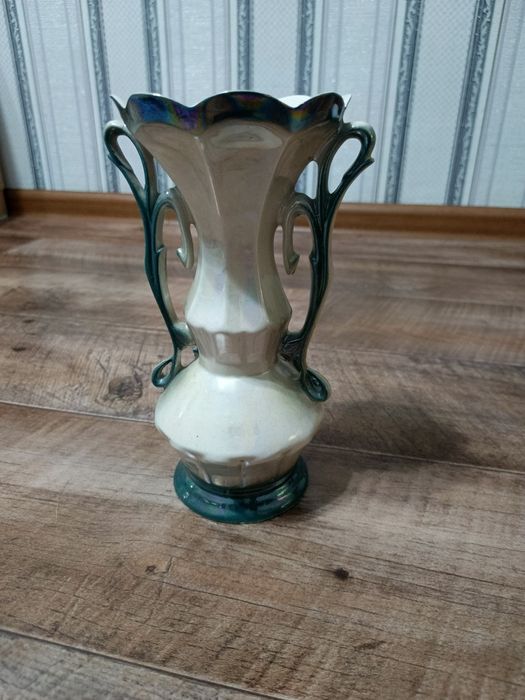 Продам вазу очень красивая