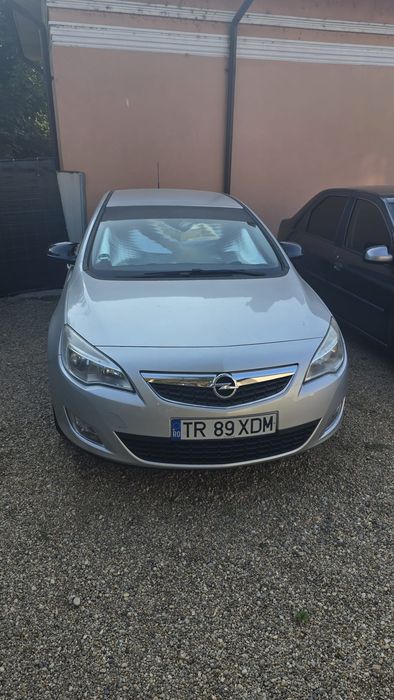 Vând Opel Astra j ...an fabricație 2012...