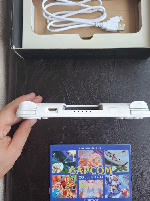 Consola Evercade Exp cu street fighter , Megaman, Final fight si 18 jocuri instalate Capcom. Merge cu casete arcade. Gen Nintendo