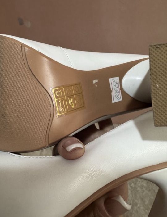 Белые классические туфли