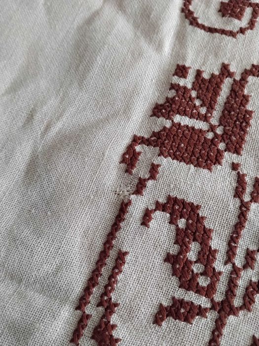 Ленена покривка за маса ръчна бродерия