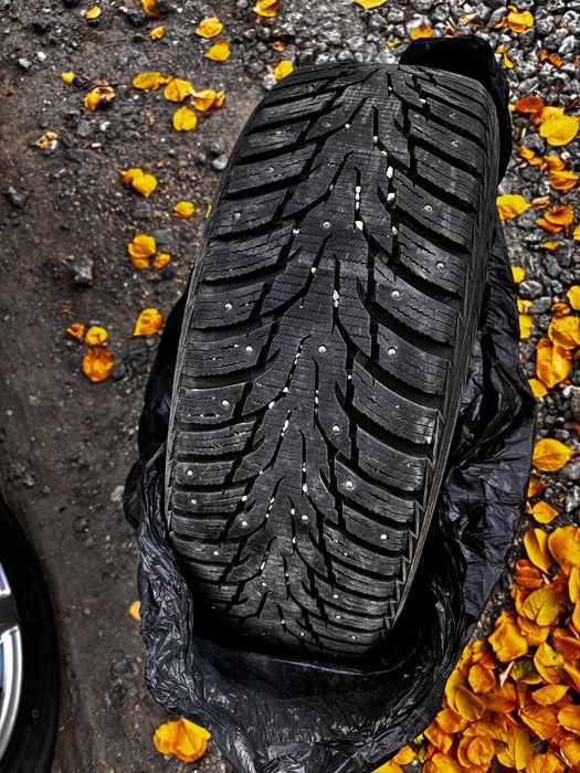 Продам зимние шины с шипами 215/55/R17