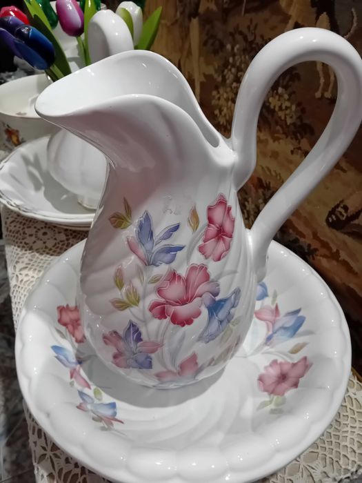 Порцеланови старинни комплекти за баня