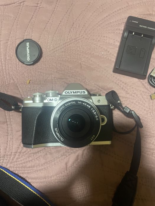 Olympus OM-D E-M10 Mark III + Kit 14-42mm – Funcțional 100% (Mici pete pe display)