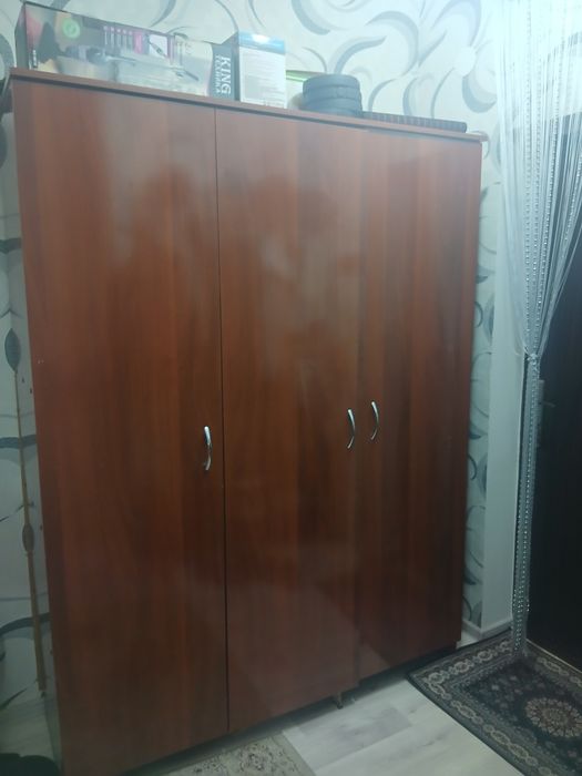 Шкаф коричневый  .