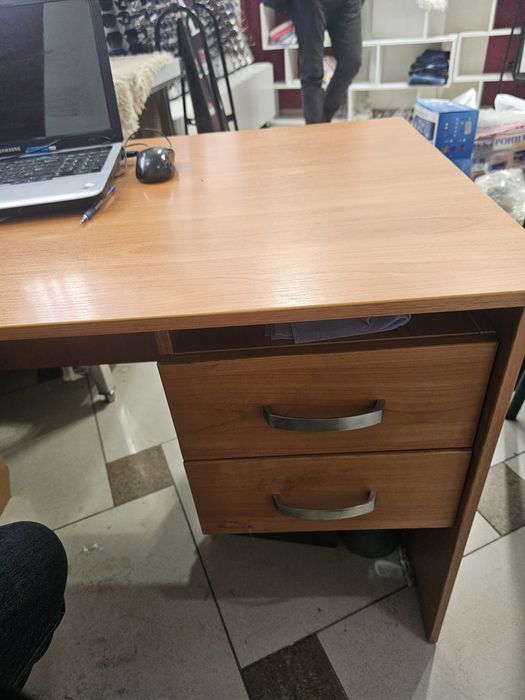 Офисный стол с ящиками