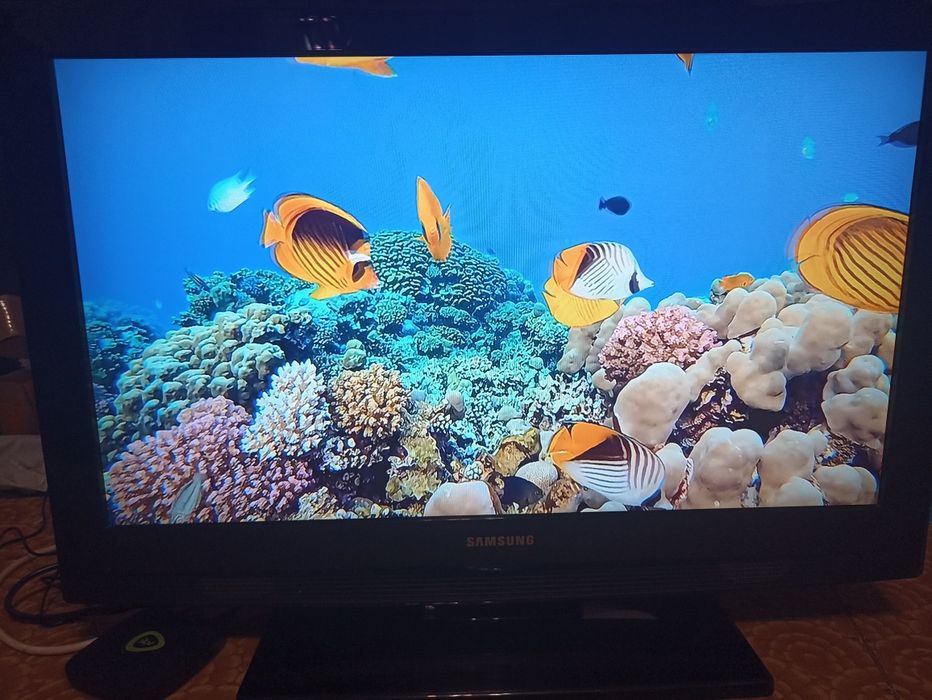 Samsung 32"  + smart box.
