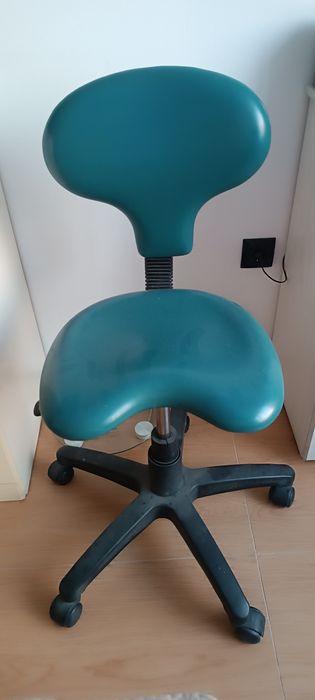 Стул на колесиках