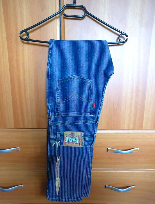 Blugi albaștrii noi cu etichetă