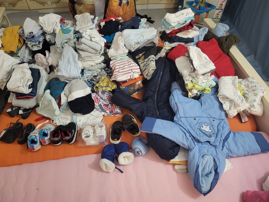 2 saci haine bebeluș 0-12 luni, iarnă + vară – 200 lei