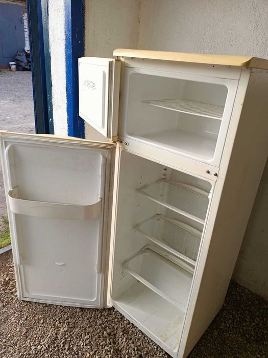 Продам   два рабочих  холодильника  .