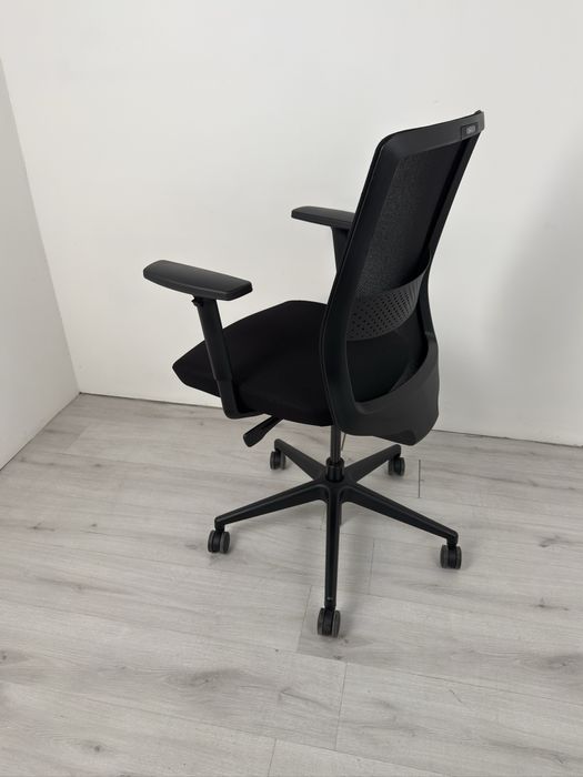 Работен стол Bestuhl S30 от черна-мрежеста облегалка