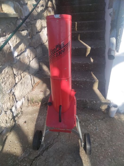 Дробилка за клони, листа, храсти. 
Смила клоните на талаж. 
Широк отво