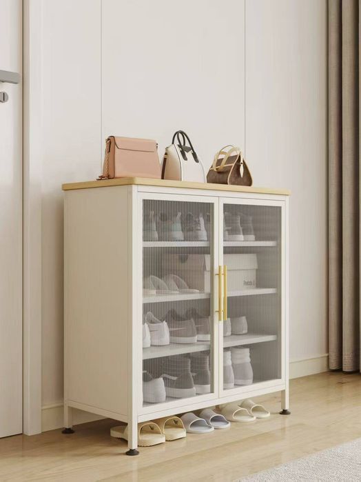 шкаф для обуви с рифлеными стеклянными дверцами и золотистыми ручками.