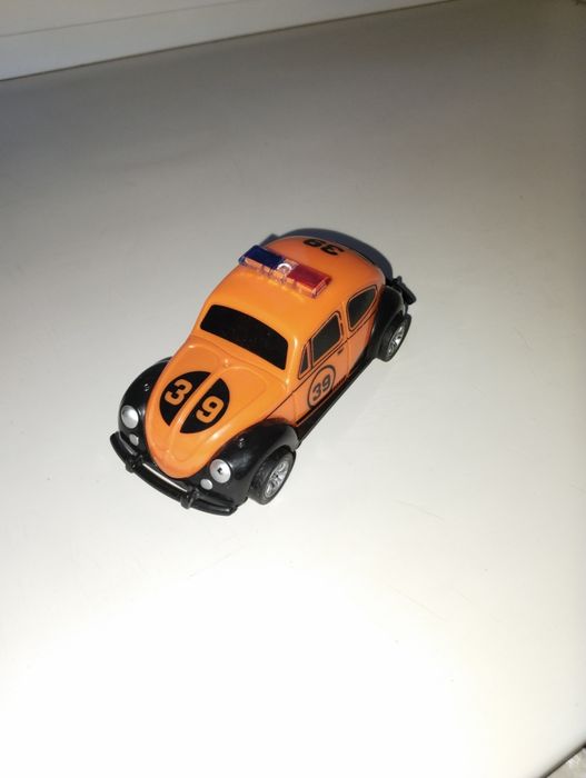 Игрушечная машинка