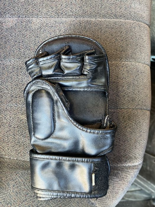 перчатка и шлем б/у,состояние нормальное