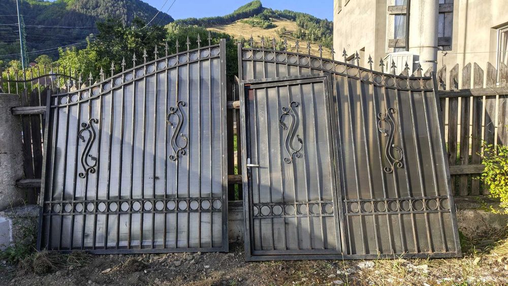 Vând porți metalice