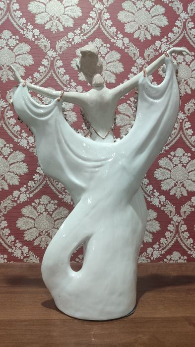 Фарфоровая статуэтка производства Италии.