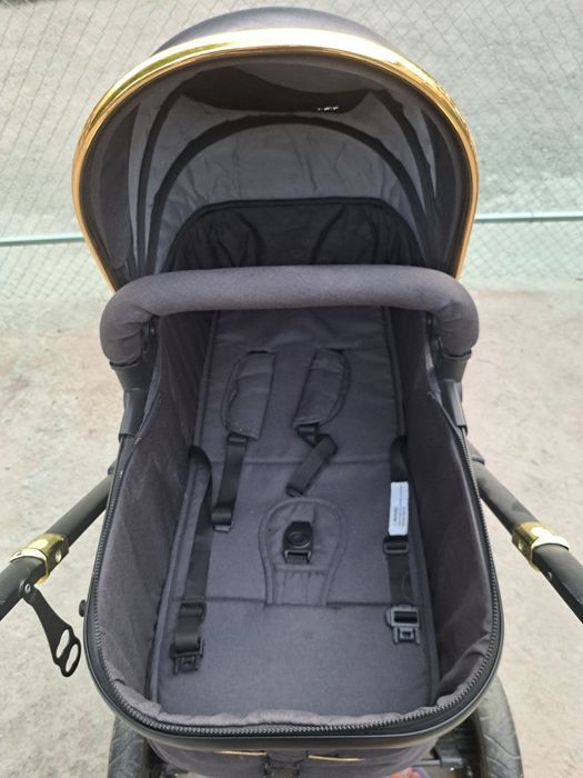 Детская  коляска сотилади