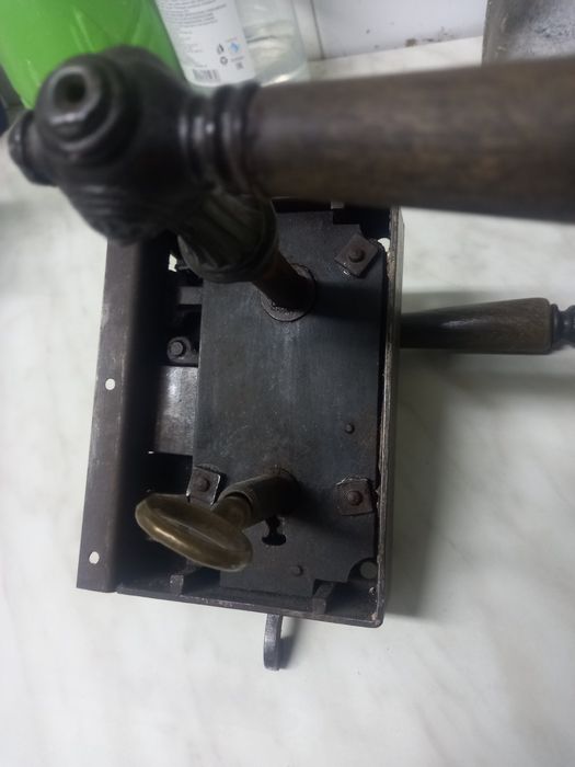 Старинна брава с ключ