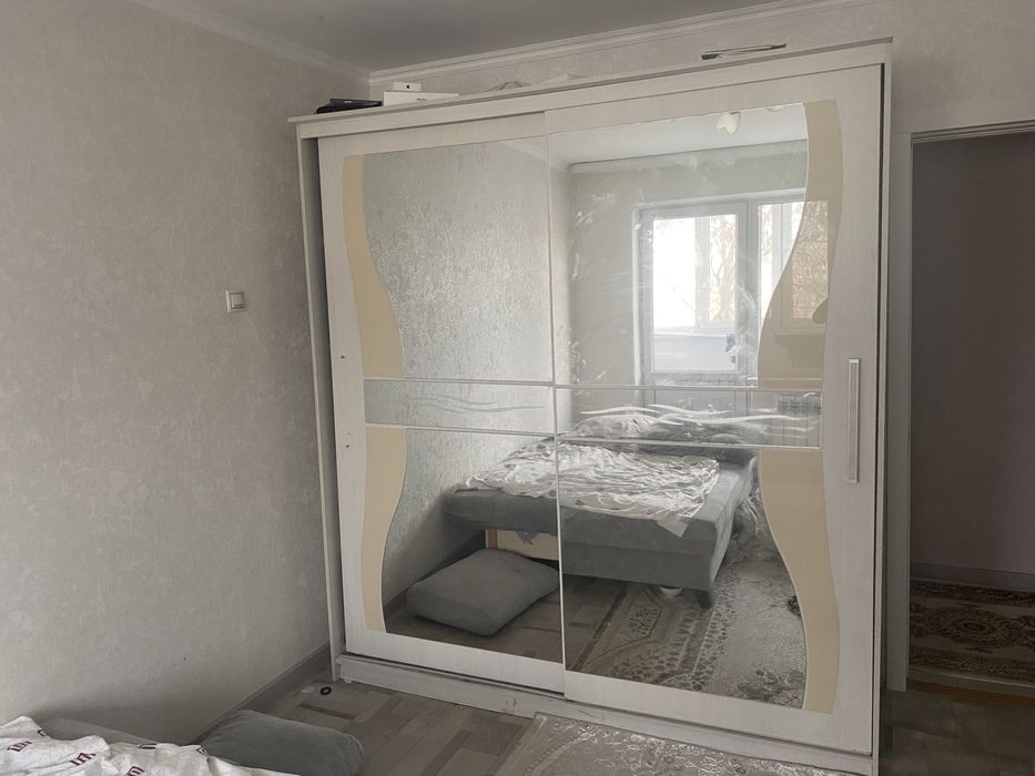 Шифанер с стеклянными дверями