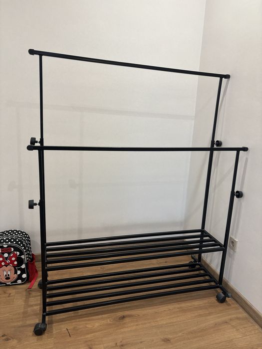 Вешалка на колесиках