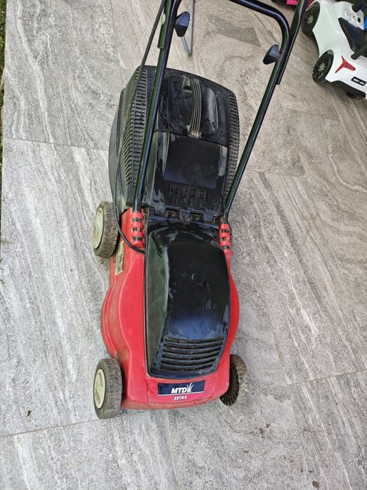 Mașină de tuns iarba MDS 3210E