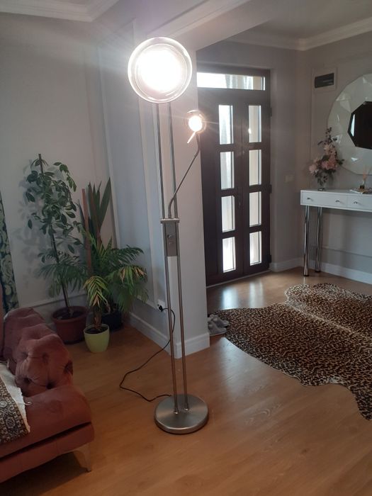 Lampa de camera cu picior