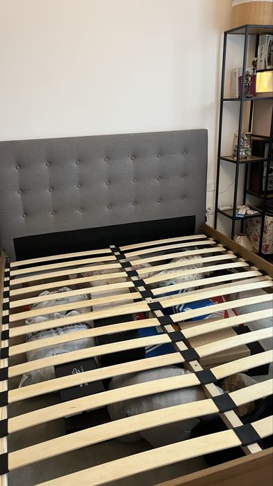 Pat tapitat din lemn masiv cu somiera 160x200 cm
