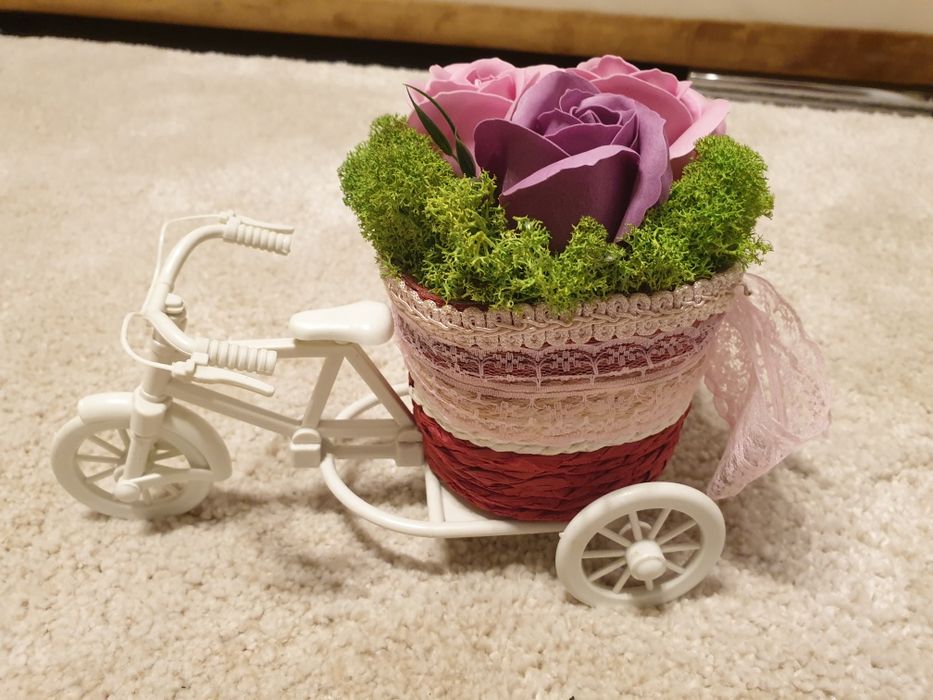 Decoratiune din trandafiri de săpun și licheni