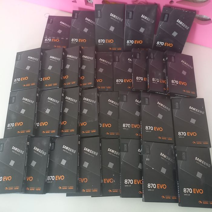 SSD. Жесткий диск. Накопитель. Флэшка. Нокопитель