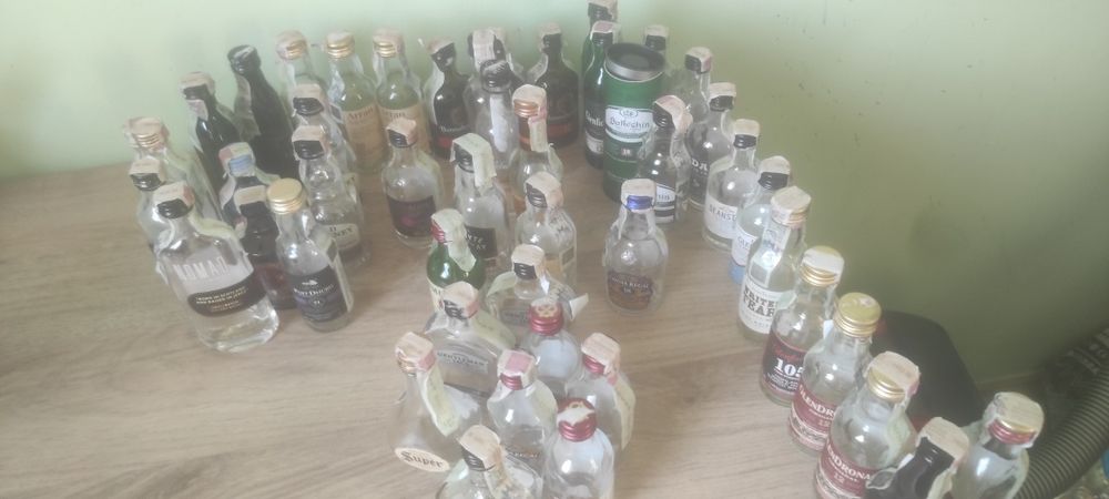 Мини бутилки от алкохол.Сет мини бутилки уиски 47бр 20е.Бутилки от ракия сет 8е.Комплект всички общо 25е.Подарък 10бр пластмасови бутилки от уиски50мл