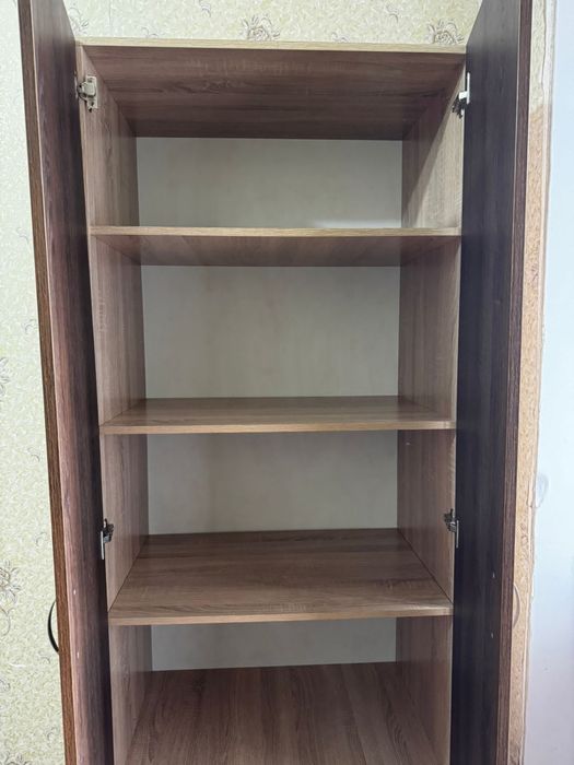 Продам стол и шкаф . Город Семей 50000