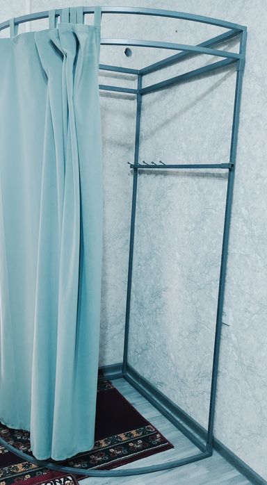 Угловая примерочная из железа с бархатной занавеской