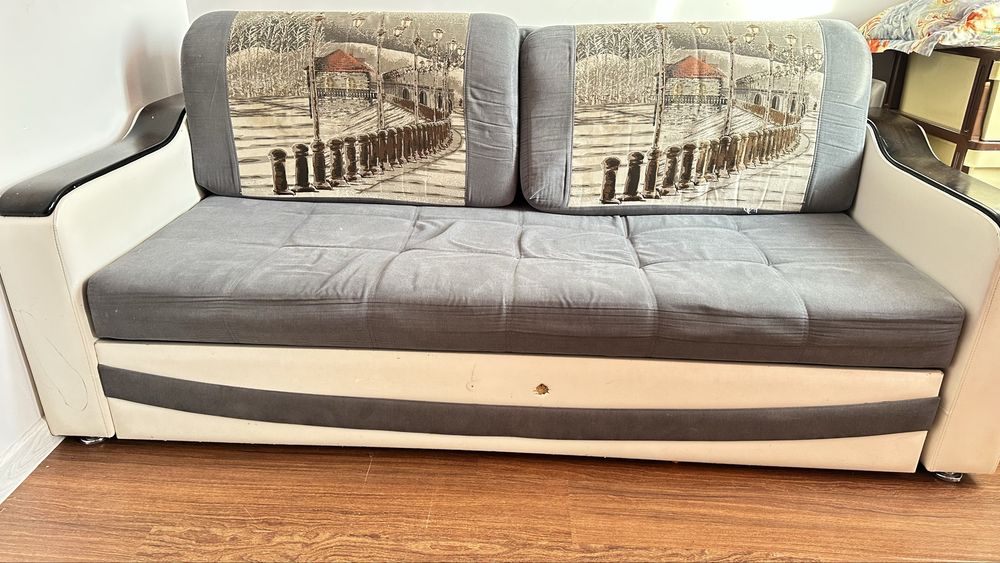 Диван с подушками