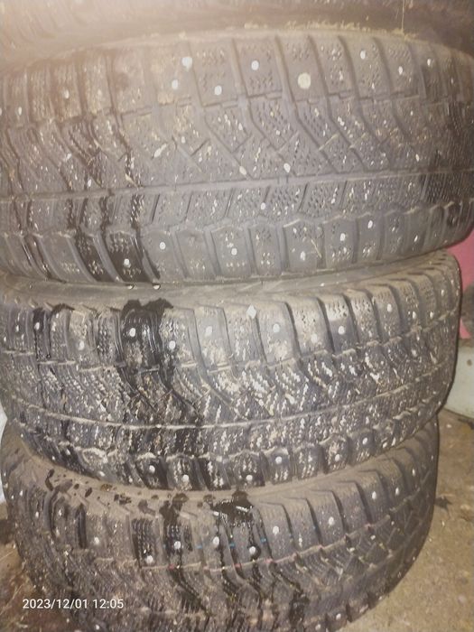 Продам шины с диском и колпаками