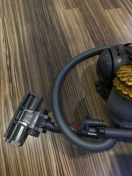 Aspirator dyson cu fir