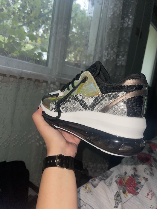 Маратонки чисто нови