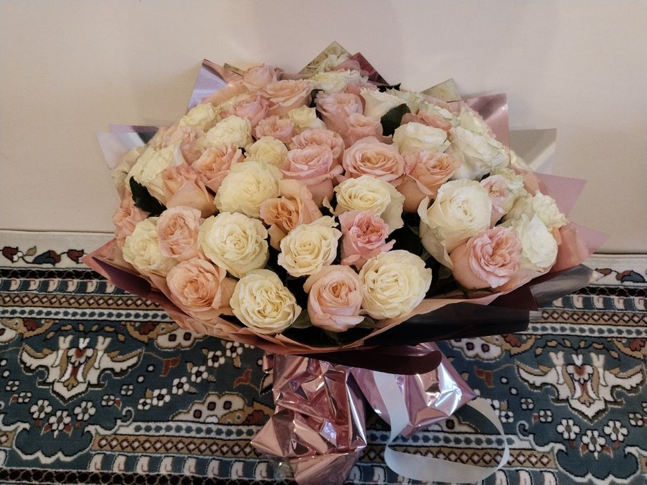 Букет роз белых розовых