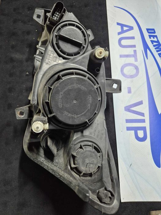 Far dreapta,  Mercedes-Benz Vito W639 1EG 009 627-02