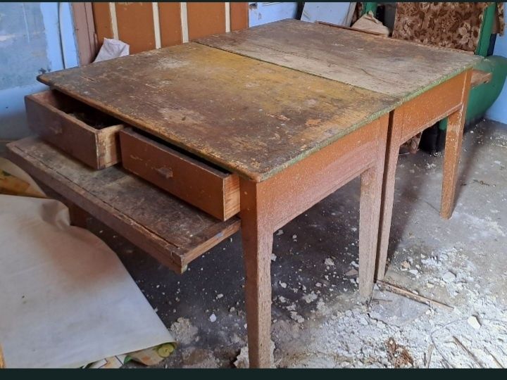 2 mese cu 2 sertare la fiecare masa si 2 placi de lemn pentru aluat