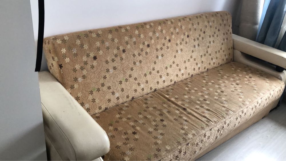canapea vechi cu ladă de depozitare