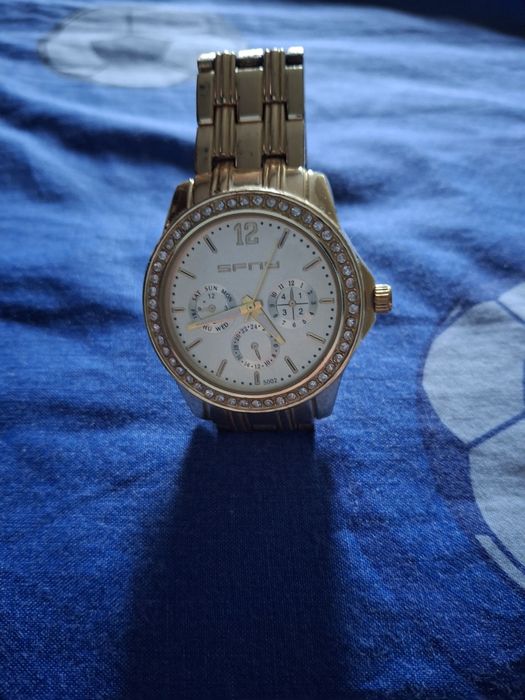 Страхотен златист часовник