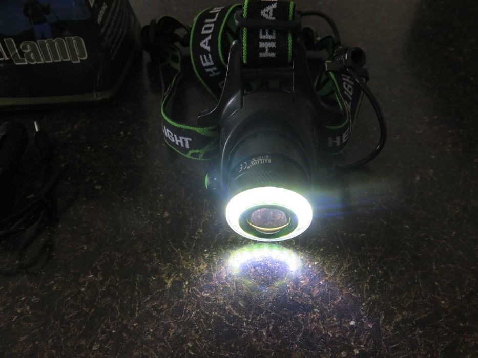 LED челник със зарядно за кола