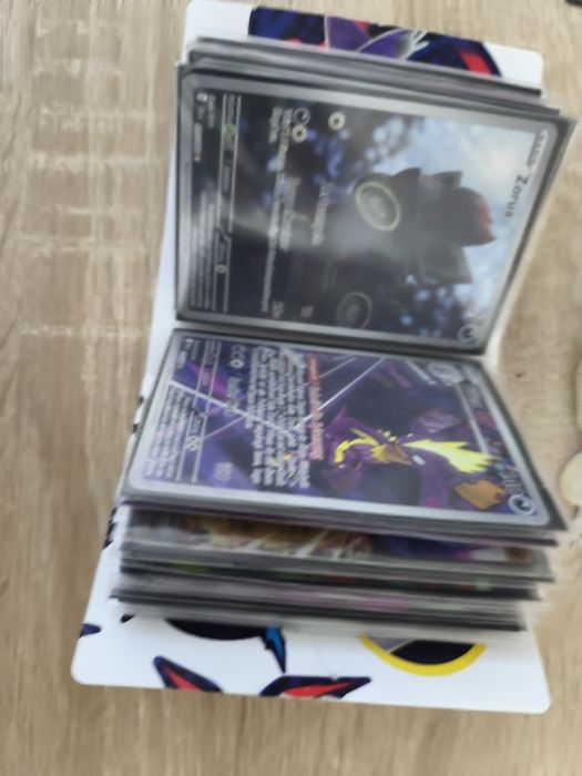 Vând cartonașe pokemon