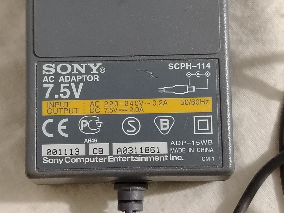 Alimentator Sony SCPH-114, conceput special pentru alimentarea consolei de jocuri PlayStation 1 (PSone)