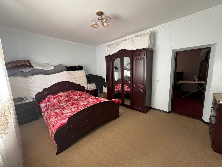 Nazarbek, Turkistonda uy sotiladi